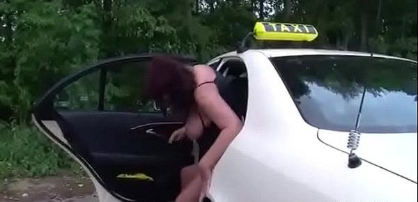  MILF Taxifahrerin leasst sich von Kunden im Auto ficken